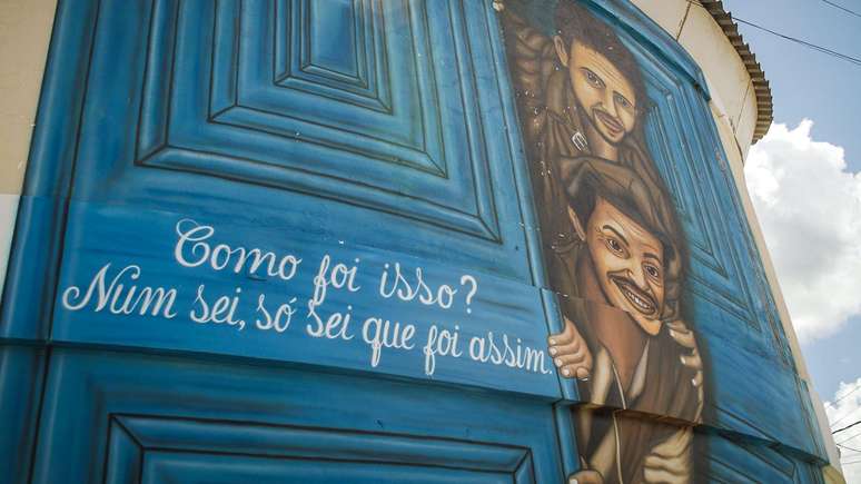 Mural na entrada de Tapero&aacute;, na Para&iacute;ba, faz refer&ecirc;ncia aos personagens Chic&oacute; e Jo&atilde;o Grilo, de O Auto da Compadecida