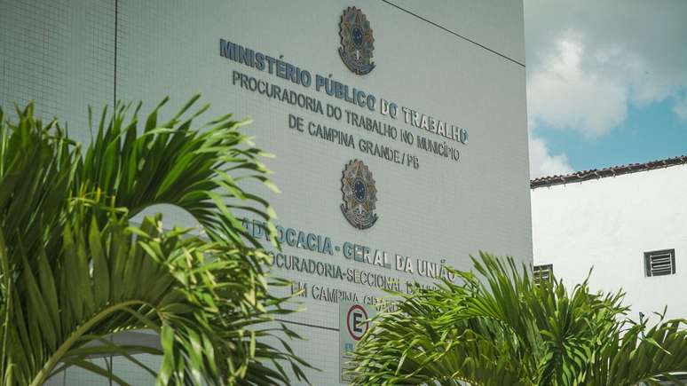 Representantes de pedreiras se reuniram na frente do pr&eacute;dio do Minist&eacute;rio do Trabalho e Emprego (MTE), em Campina Grande, e reclamam de opera&ccedil;&otilde;es