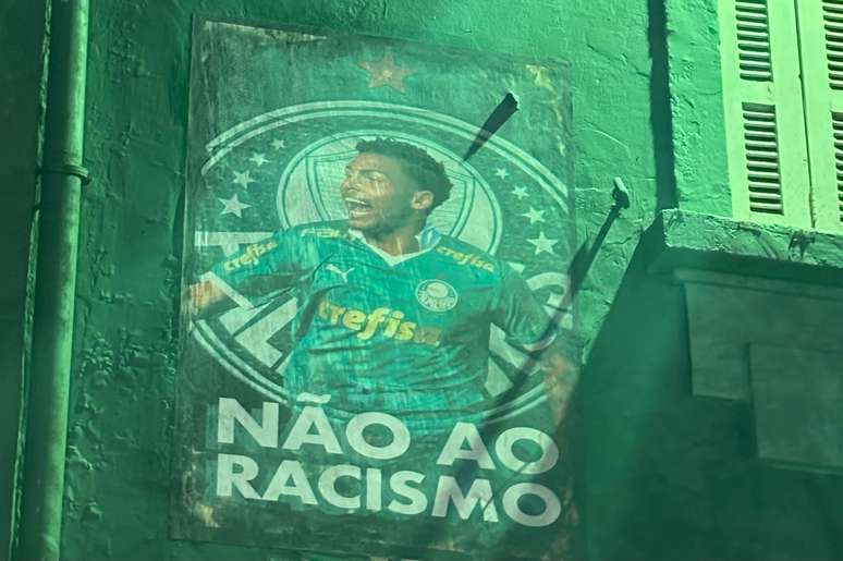Palmeirenses espalham cartazes ao redor do Allianz Parque