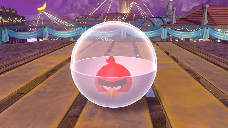Red, dos Angry Birds, invade Super Monkey Ball Banana Rumble