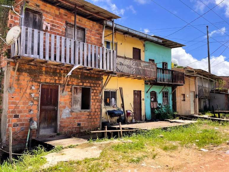 Terra Firme, onde há casas de alvenaria e madeira, mas também palafitas. Não é simples caracterizar as baixadas.