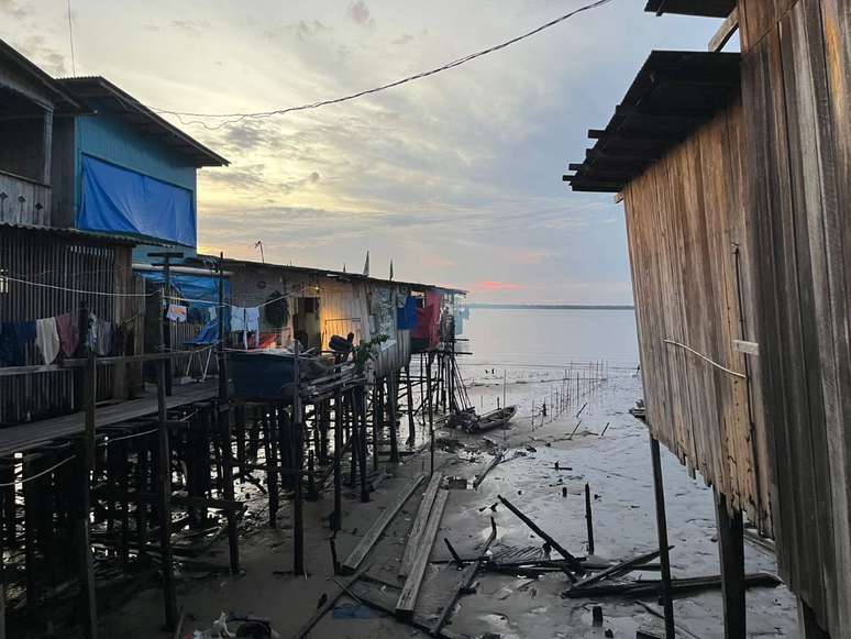 Vila da Barca, às margens da Baía do Guajará. A cidade de Belém é cercada por ilhas, rios e igarapés.