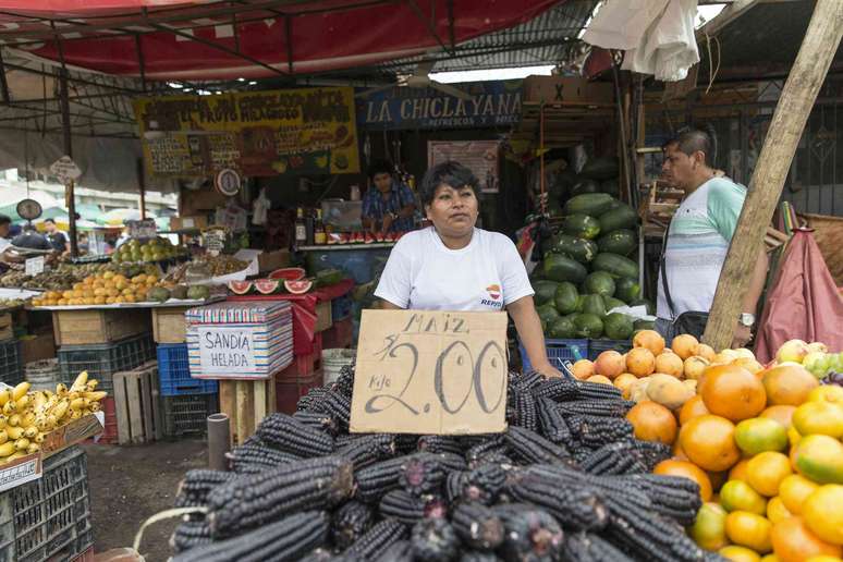 Agricultores vendem milho cultivado localmente e outras culturas em um mercado de rua em Piura, Peru. Christian Ender/Getty Images