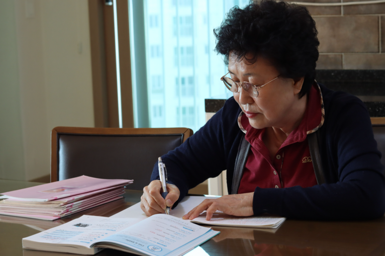 Han Tae-sun estuda ingl&ecirc;s para se comunicar com sua filha que cresceu no Estado da Virg&iacute;nia, nos Estados Unidos