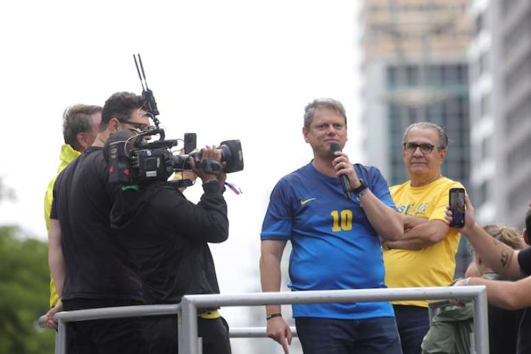 O governador de São Paulo, Tarcísio de Freitas (Republicanos), em manifestação de rua pela anistia aos condenados pelos atos golpistas do dia 8 de janeiro de 2023
