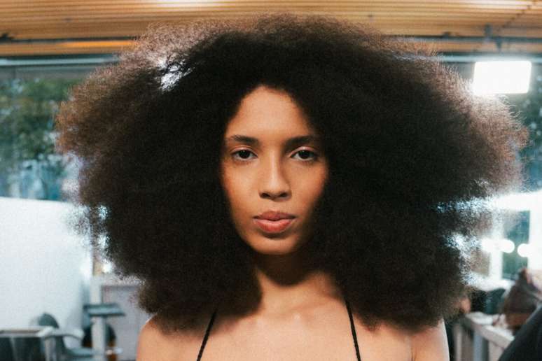 Os cabelos volumosos trazem defini&ccedil;&atilde;o natural e leveza 