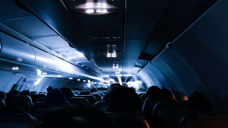 Homem tenta invadir cabine de avião e gera pânico entre passageiros