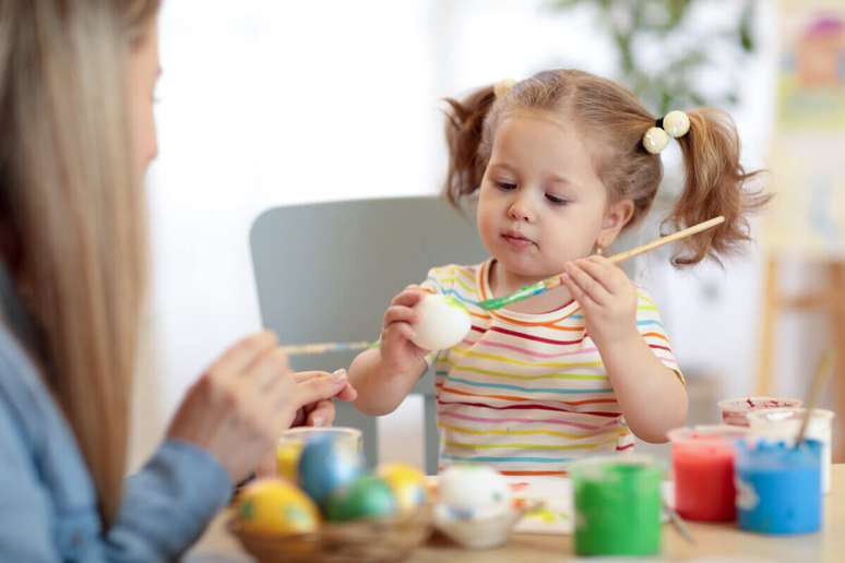 Os ovos de galinha decorados ajudam a tornar a Páscoa mais nutritiva 