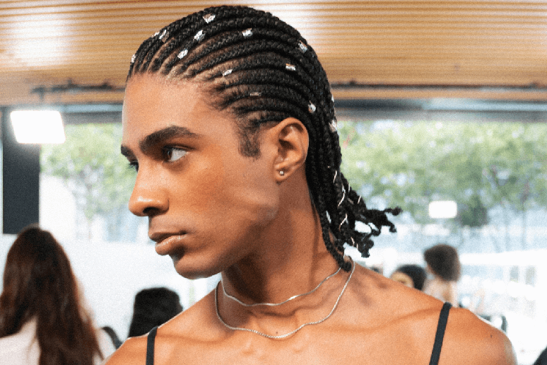 Os acess&oacute;rios de cabelo marcaram presen&ccedil;a nos desfiles da S&atilde;o Paulo Fashion Week 2025 