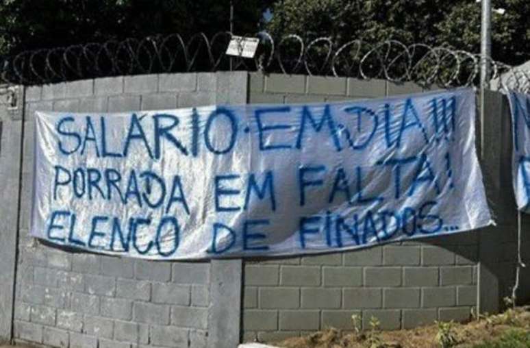 Torcedores estão revoltados com a situação do Cruzeiro na temporada – Reprodução / O Tempo