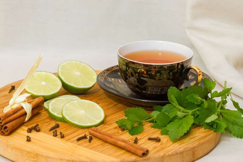 Ch&aacute; de erva-cidreira com canela e lim&atilde;o 