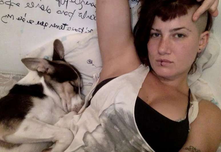 Florencia Aranguren e seu cachorro; ela fazia uma trilha com o pet no dia em que foi morta, em dezembro de 2023