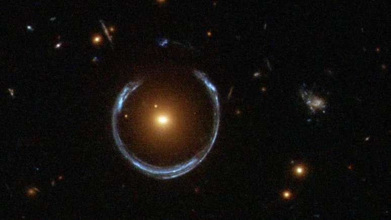 As chamadas lentes gravitacionais permitiram ao Telescópio Hubble capturar a distante galáxia Blue Horseshoe, 'ampliada' pela galáxia Luminous Red à frente dela