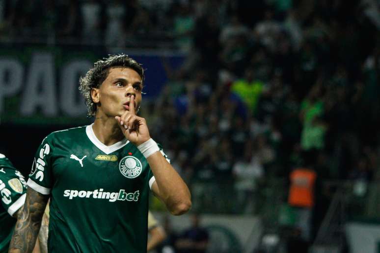 Richard Rios manda torcida fazer silêncio