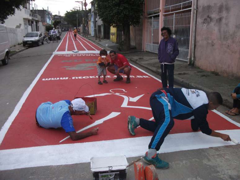 Em 2014, uma das repinturas da rua. Sucesso e ineditismo trouxe a marca esportiva Asics para patrocinar o projeto.