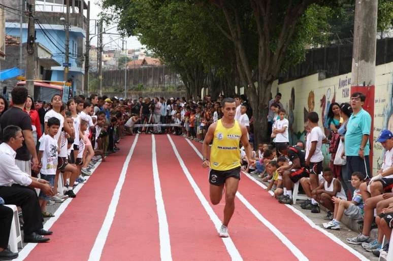 Francisco Carlos da Silva, o Fran, corre na pista pintada em rua de Itaquera. Projeto existe há 27 anos.