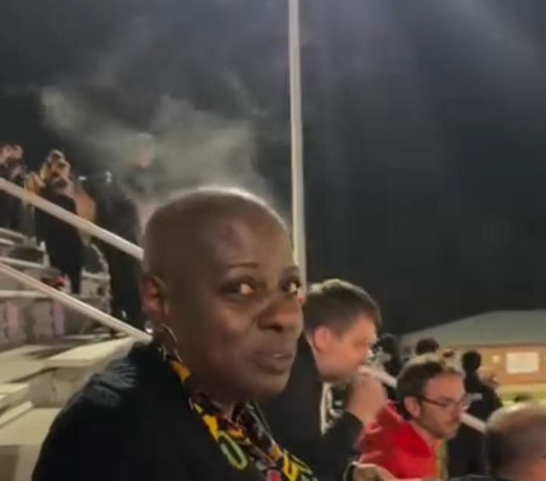 Escritora Tracey Monique em vídeo gravado em arquibancada