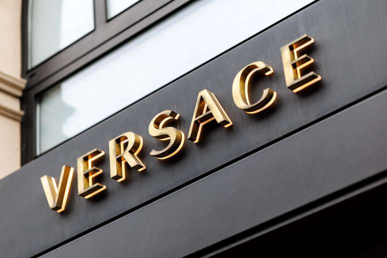 Fundada em 1978 pelo italiano Gianni Versace, a Versace foi vendida em 2018 para a Capri Holdings.