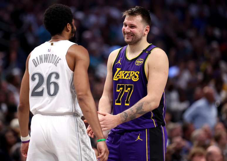NBA: Doncic chora em primeiro jogo contra os Mavericks e marca 45 pontos em vitória dos Lakers