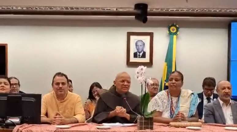 Glauber Braga durante Ato Ecumênico nesta quinta-feira, 10