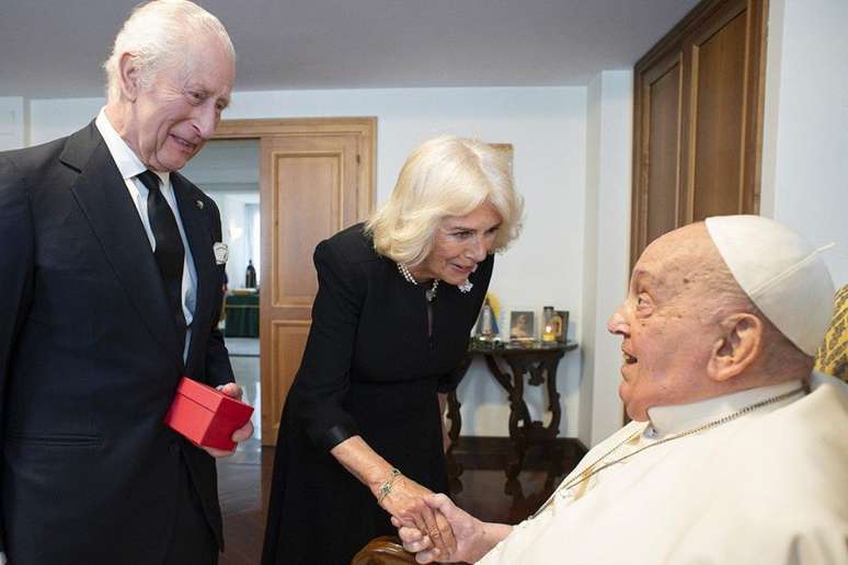 Rei Charles e rainha Camilla visitam Papa Francisco durante recuperação de pneumonia