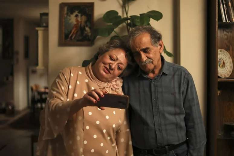 Cena de 'Meu Bolo Favorito', dirigido por Maryam Moghaddam e Behtash Sanaeeha