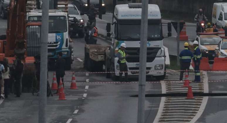Uma cratera se abriu na Marginal Tiet&ecirc;, sentido Castelo Branco, em S&atilde;o Paulo, nessa quinta-feira, 10. Sabesp est&aacute; no local.