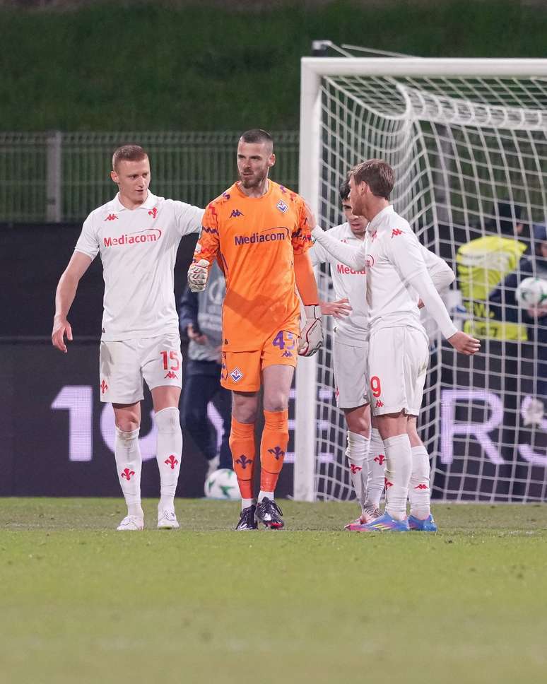 Jogadores da Fiorentina comemorando a vit&oacute;ria sobre o Celje &ndash;