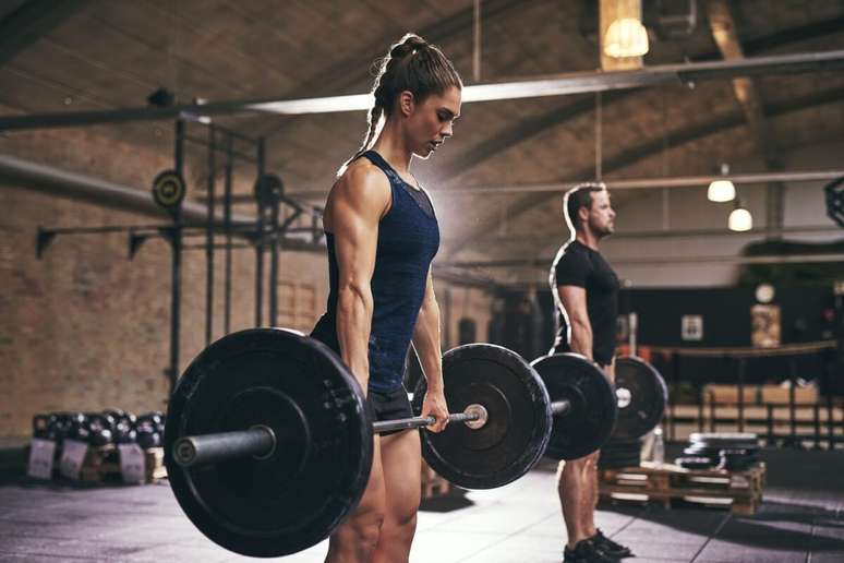 A dor muscular após o treino é causada por pequenas lesões nas fibras musculares