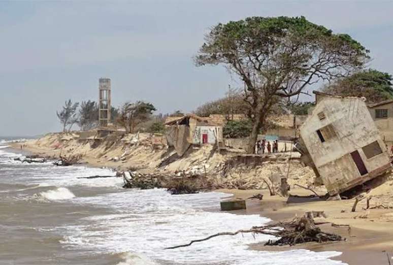A faixa de areia vai sendo tomada e os imóveis ficam sem sustentação em seus alicerces.