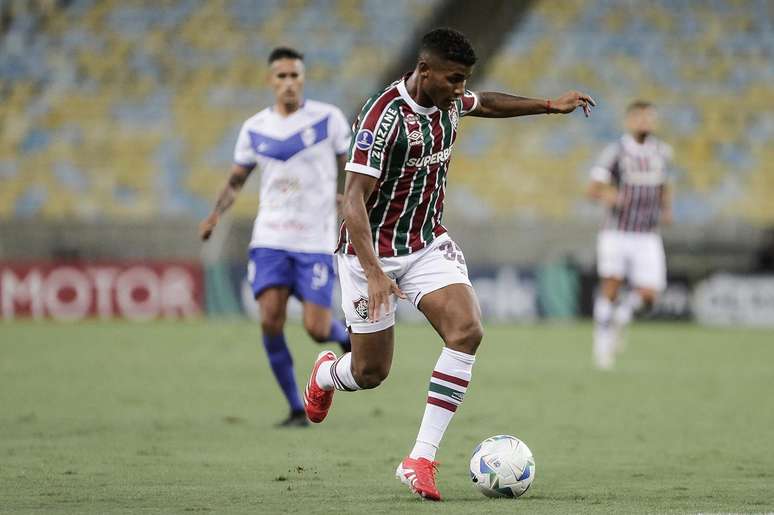 H&eacute;rcules em a&ccedil;&atilde;o com a camisa do Fluminense contra o San Jos&eacute; (BOL) &ndash;