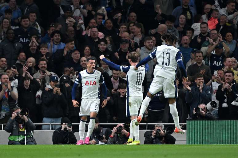 Pedro Porro comemorando o empate do Tottenham &ndash;