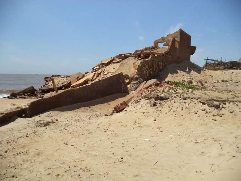 Daí as chamadas "Ruínas de Atafona" (foto), restos do que sobrou de residências que existiam à beira da praia e que foram destruídas pelas ondas.