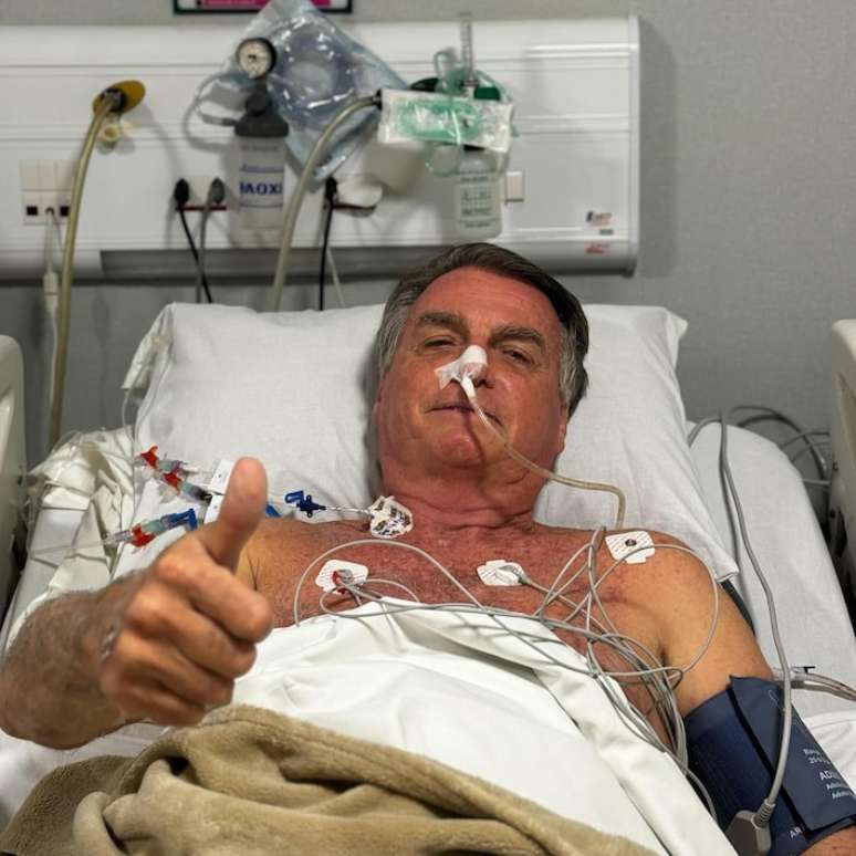 O ex-presidente Jair Bolsonaro (PL) postou foto internado no Hospital Rio Grande, em Natal (RN)