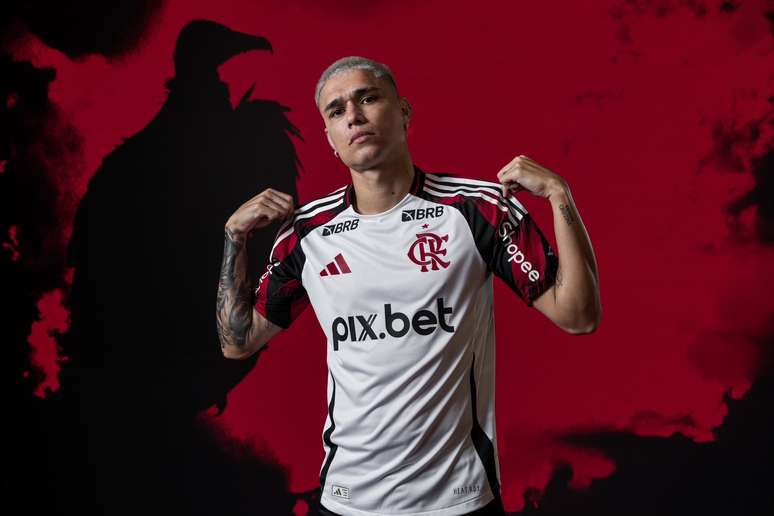 Luiz Ara&uacute;jo posa para a foto com o novo manto II &ndash;