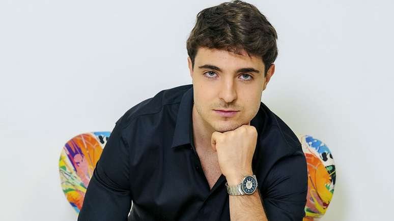 João Augusto confessa procurar uma mulher companheira, caseira e família