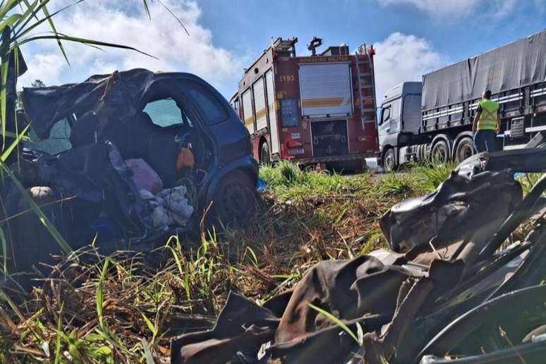 Acidente entre ônibus e carro deixou três mortos e um bebê em estado grave em MG