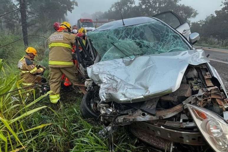 Acidente entre ônibus e carro deixou três mortos e um bebê em estado grave em MG