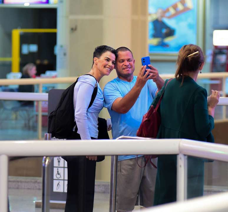 Ana Paula Arósio tira selfie com fã após ser reconhecida em aeroporto