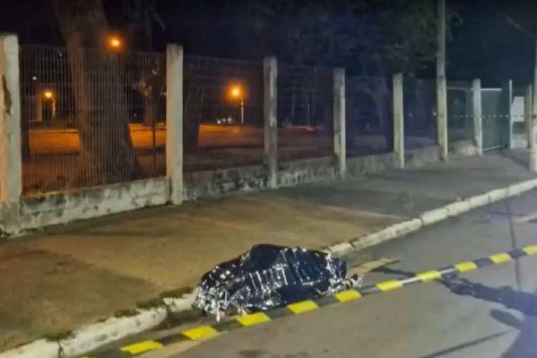 Corpo de Ney Muller Alves Pereira, de 42 anos, morto com um tiro no rosto na noite de quarta-feira, 9