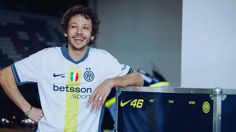 Valentino Rossi com a camisa comemorativa