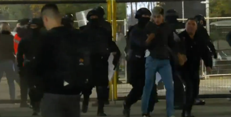 Torcedores entram em confronto com a policia