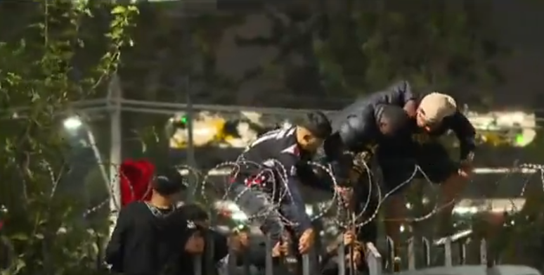 Torcedores do Colo-Colo pulam a cerca do estádio monumental durante partida contra o Fortaleza, pela Libertadores