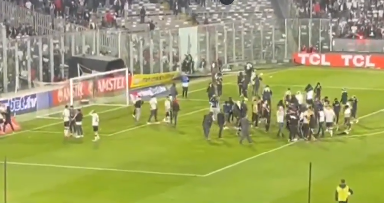Torcedores do Colo-Colo invadem campo do estádio Monumental durante partida contra o Fortaleza, pela Libertadores