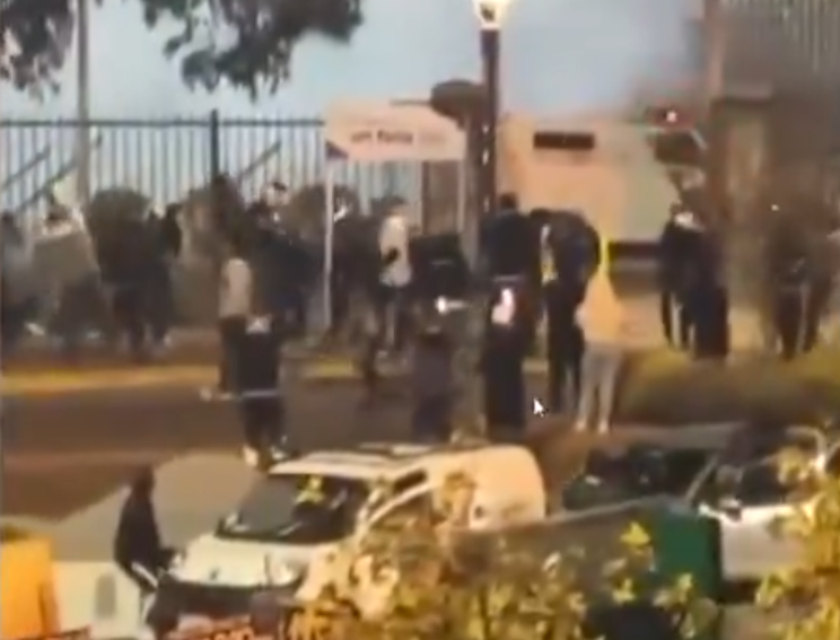 Torcedores do Colo-Colo atiram objetos contra viatura policial em meio à confusão durante partida contra o Fortaleza, pela Libertadores