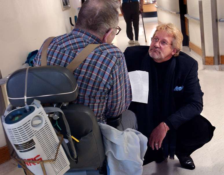 Dannion Brinkley em visita a um veterano que serviu na Córeia e em Tóquio 