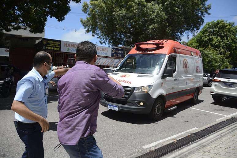 Ambulância transportando o ex-presidente brasileiro Jair Bolsonaro chega ao Hospital Rio Grande