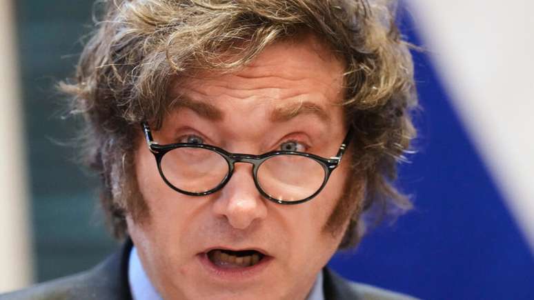 Depois de quase seis anos, o governo argentino decidiu acabar com as severas restrições de acesso ao mercado de câmbios para as pessoas e flexibilizar o movimento de capitais para as empresas, a partir de um elevado pacote de ajuda financeira por parte do Fundo Monetário Internacional (FMI) e dos demais organismos multilaterais de crédito.