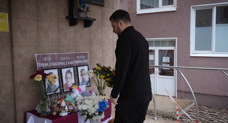 Zelensky presta homenagem &agrave;s v&iacute;timas de um ataque de m&iacute;ssil russo