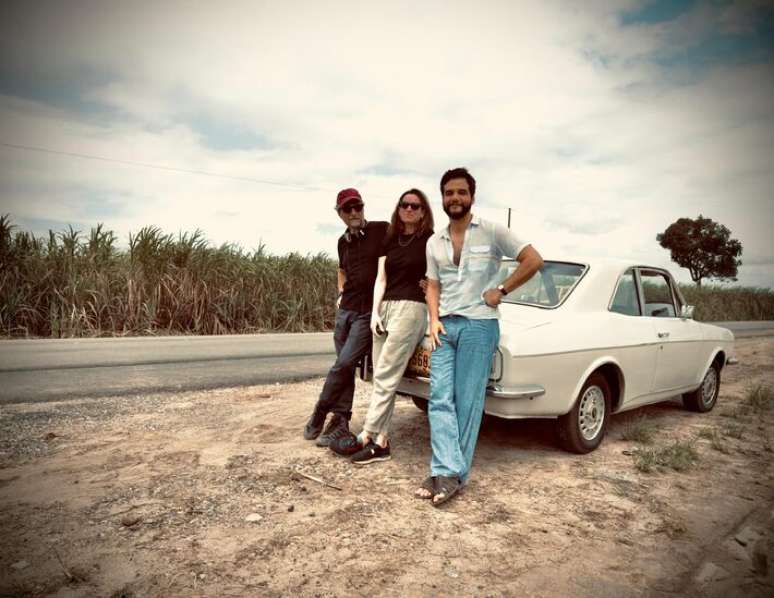 O diretor Kleber Mendonça Filho, a produtora Emilie Lesclaux e o ator Wagner Moura nos bastidores de 'O Agente Secreto'